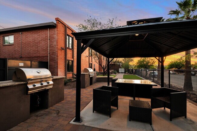 Building Photo - 838 E 9th St