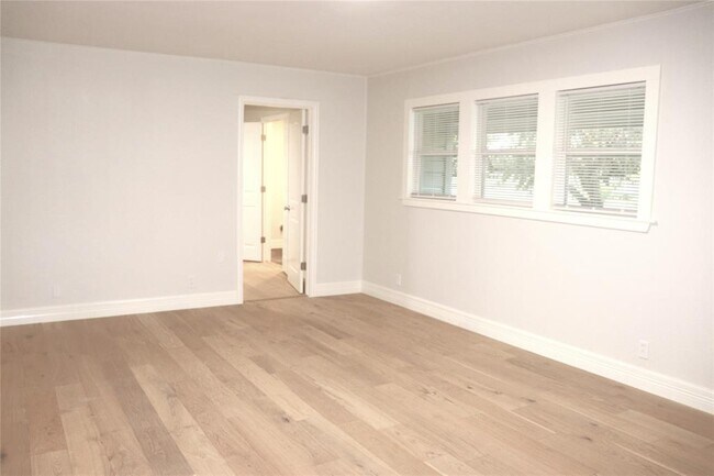 Building Photo - 352 W Vaughan St