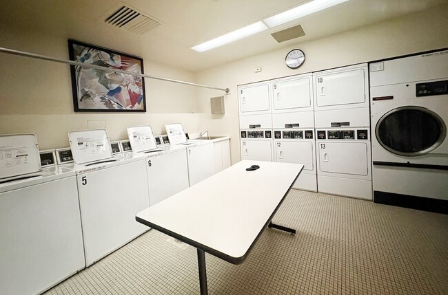 Building Photo - 360 E Randolph St