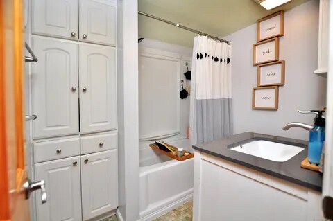 Building Photo - 349 Naubuc Ave