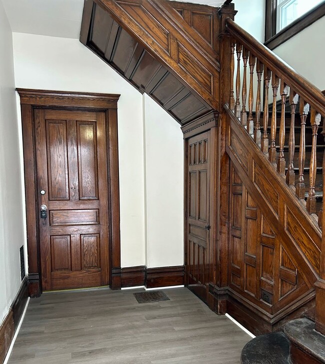 Building Photo - Recently Updated first floor apartment within walking distance to Main St  Grove City !