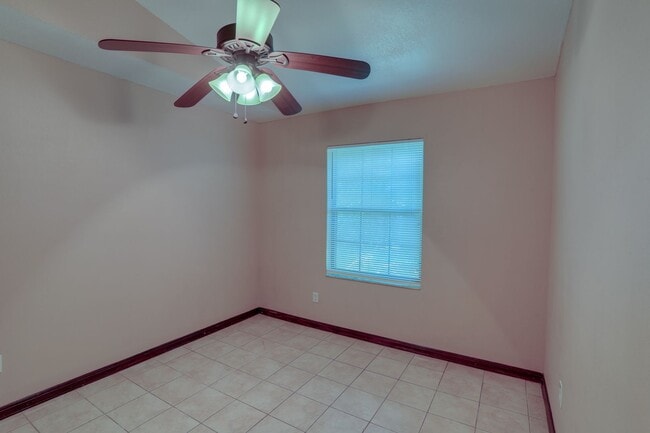 Building Photo - 492 Tamarack St