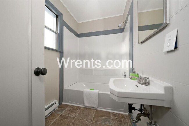 Building Photo - 1712 E Sanson Ave