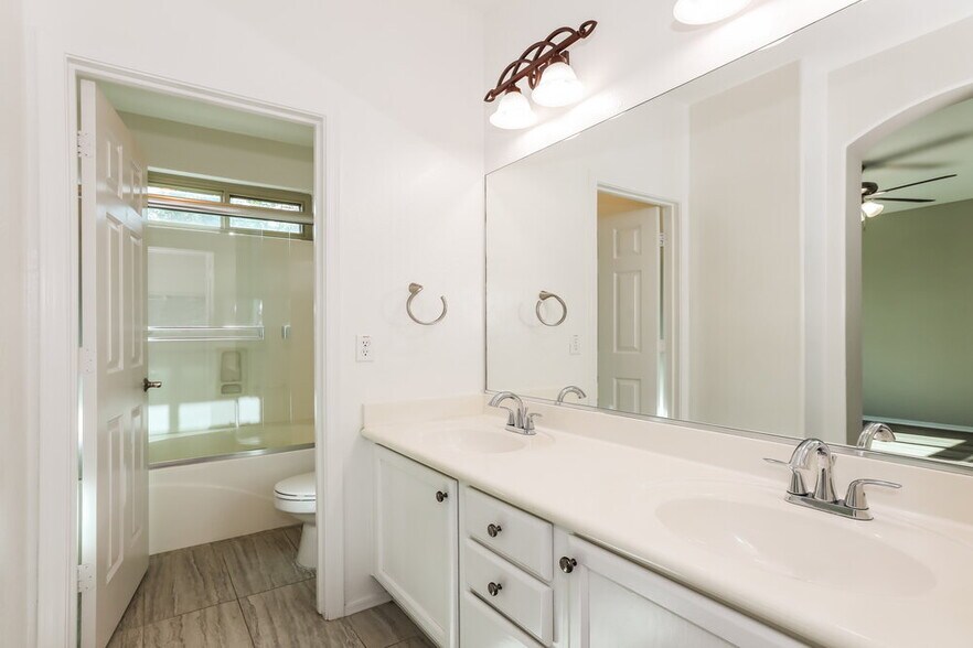 Building Photo - 3355 E Hampton Ln