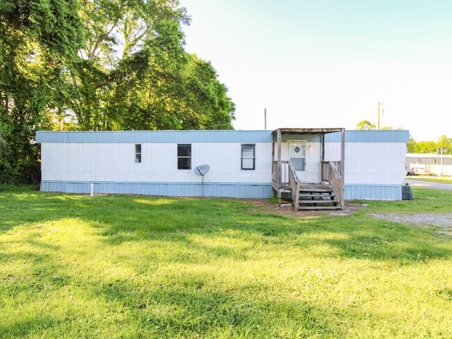 Building Photo - Convenient Pulaski Location – Lawn Care Included!