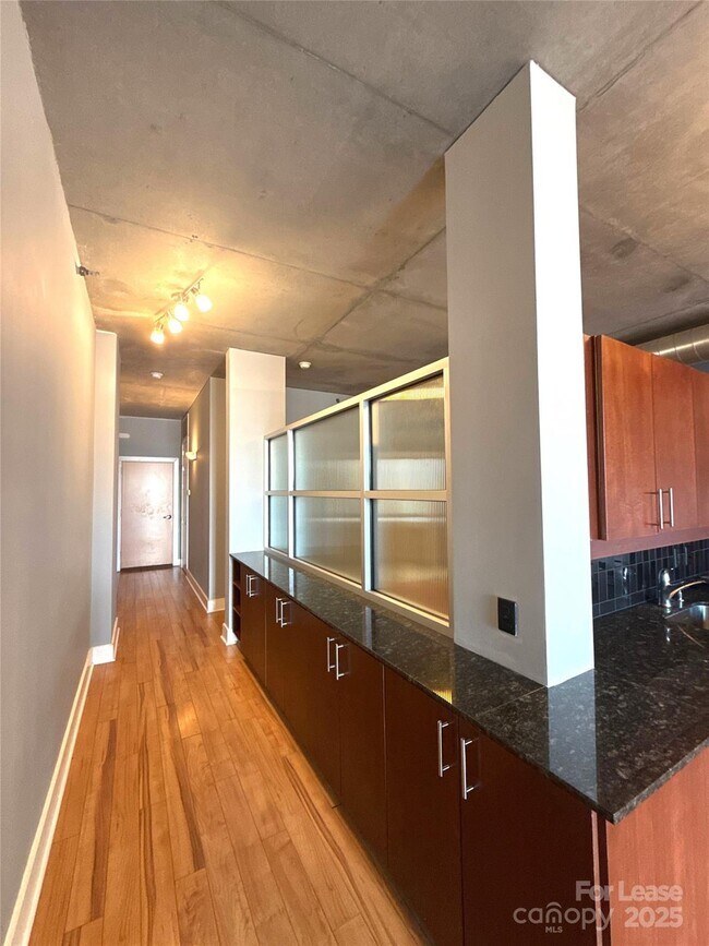 Building Photo - 505 E 6th St