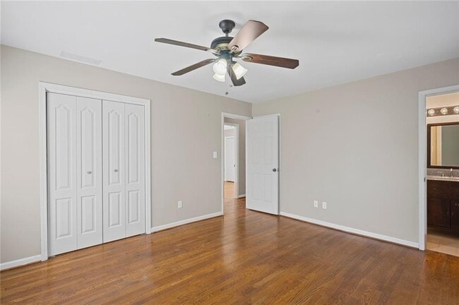 Building Photo - 2857 Fontainebleau Dr