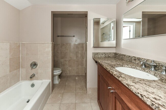 Building Photo - Luxury Two Bedroom near DuPont + Parking