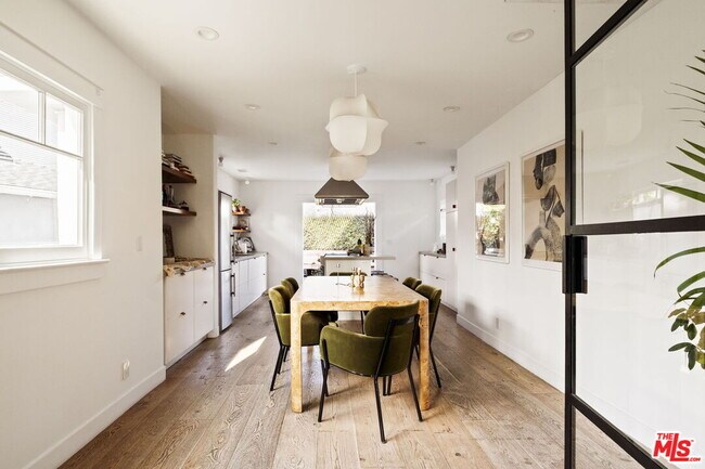 Building Photo - 601 Crestmoore Pl