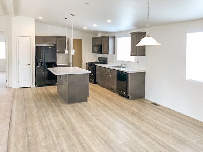 Building Photo - Newer home for rent on large lot!