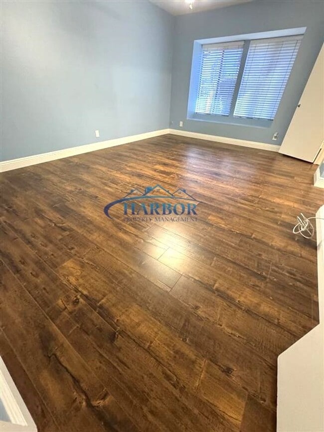 Building Photo - Spacious 2-Bedroom Townhouse in the Heart ...