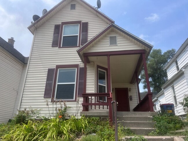 Building Photo - Two Bedroom Home - NE Side of Grand Rapids!