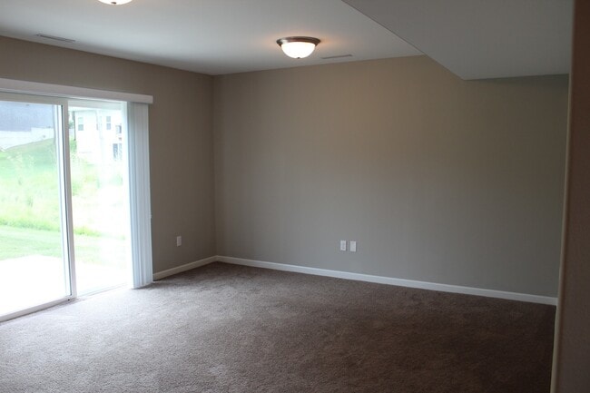 Building Photo - 4 bed/3 bath Split-foyer. Great Location!