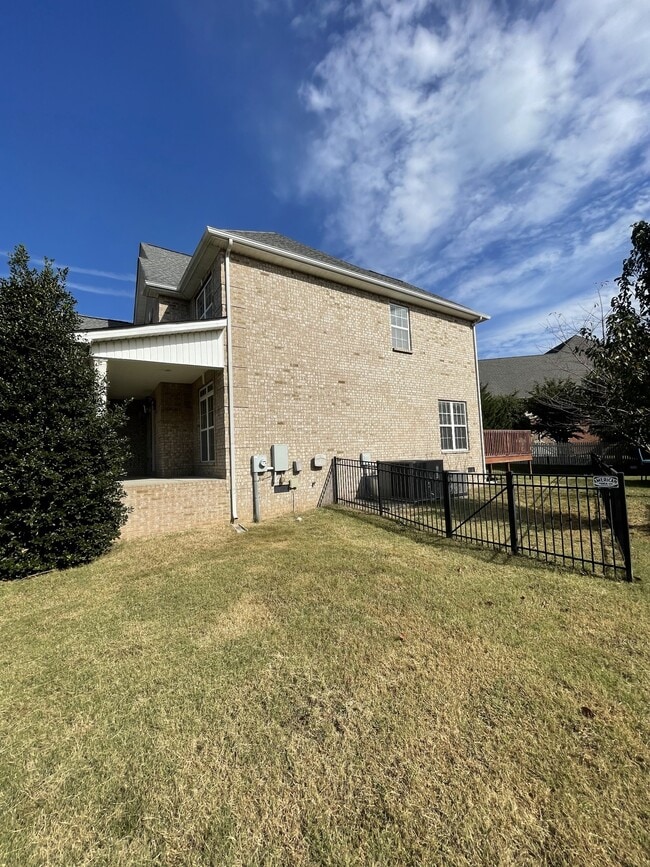 Building Photo - 426 Creekview Dr