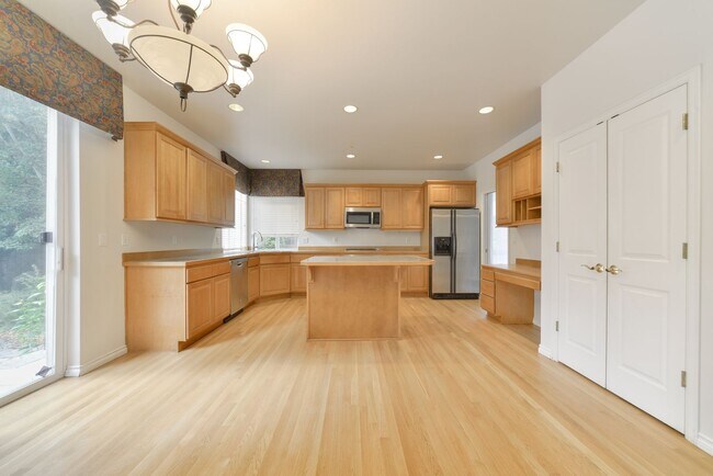 Building Photo - Nice 5 Bed / 2.5 bath house for rent in Kenmore.