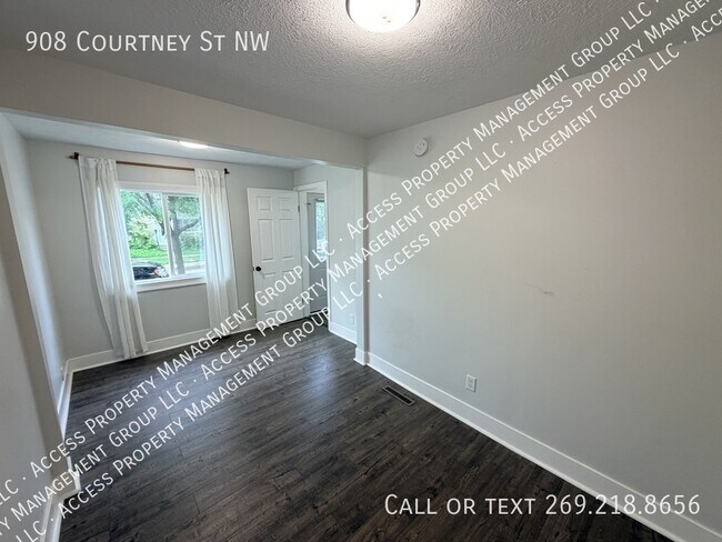 Building Photo - 908 Courtney St NW