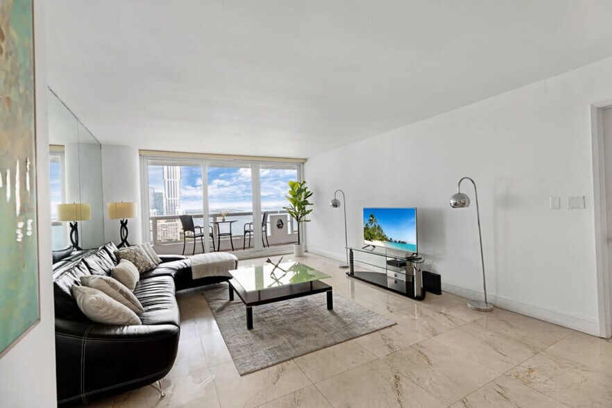 Primary Photo - 1717 N Bayshore Dr
