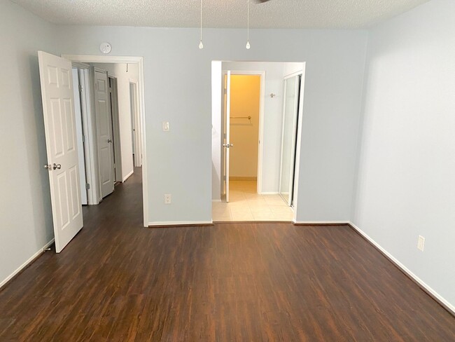 Building Photo - FRESHLY UPDATED TOWNHOME FOR SALE