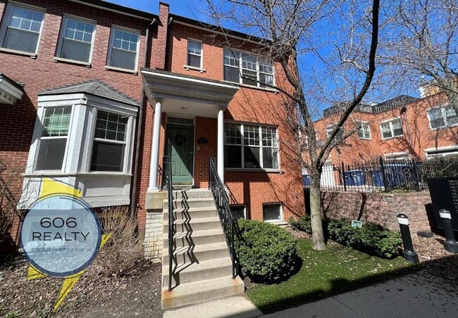 Building Photo - Beautiful, Single Family Townhome, Great L...