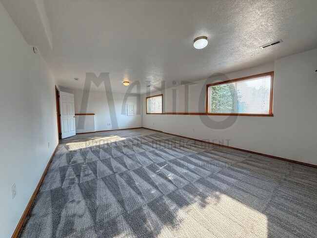 Building Photo - **MOVE-IN SPECIAL** Beautiful Private Comm...