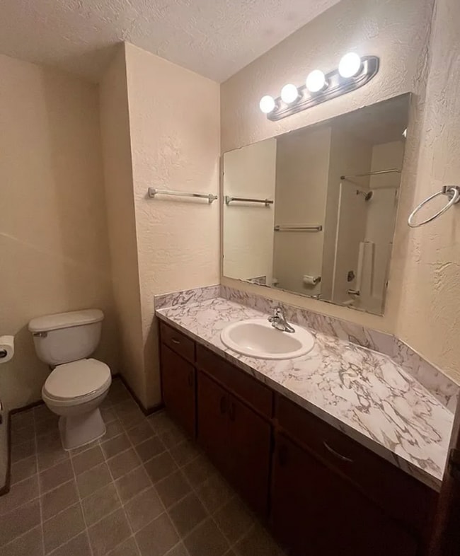 Building Photo - Spacious 3 Bedroom Home with Fenced Yard & Oversized Garage in Eugene