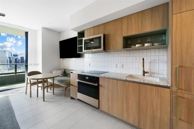 Building Photo - 601 NE 1st Ave