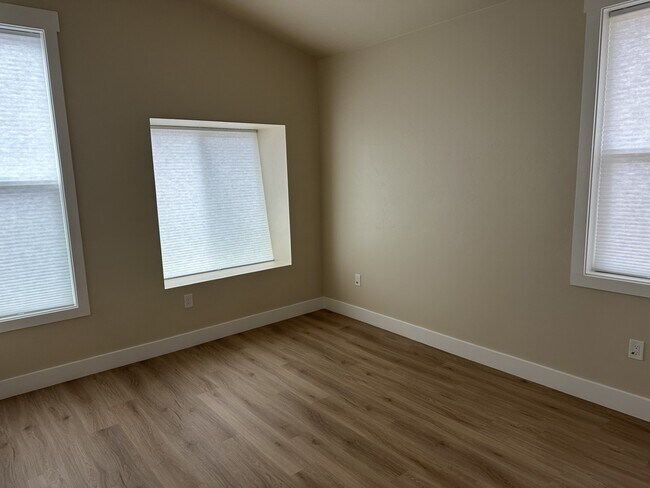 Building Photo - University View Townhomes