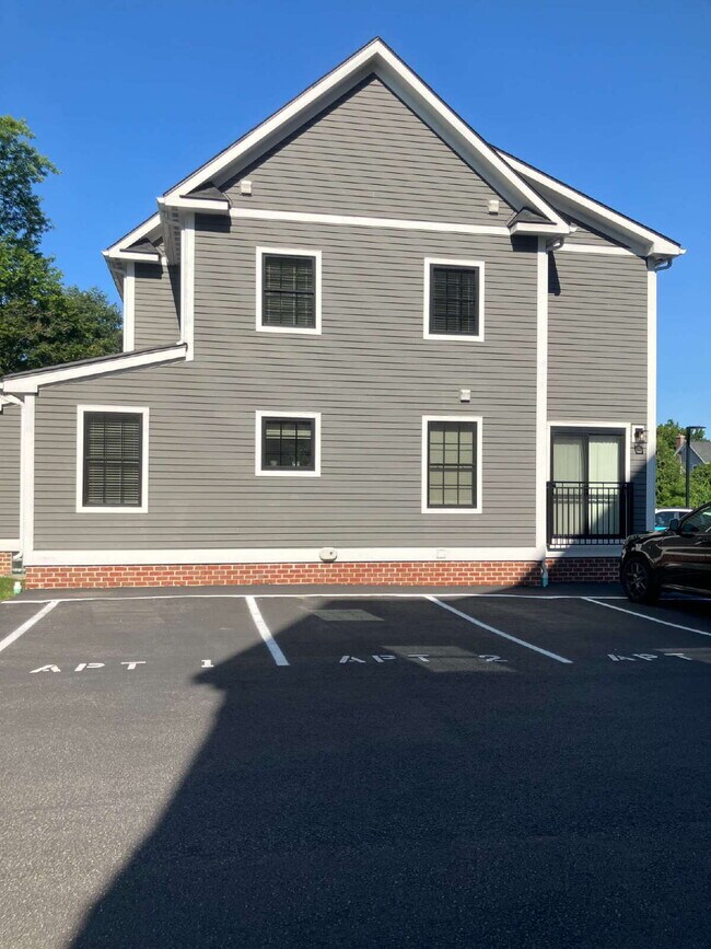 Building Photo - 1 BR in Village of Fairport Available Oct 1!
