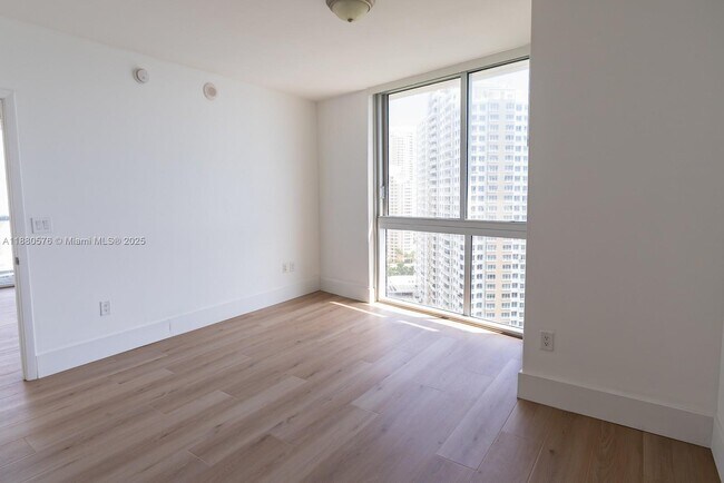 Building Photo - 495 Brickell Ave