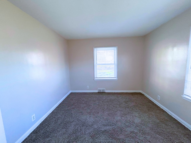 Building Photo - 4 Bed 2 Bath House on East Campus