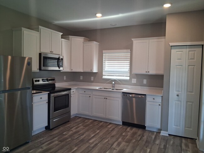 Building Photo - 7062 English Oak Dr