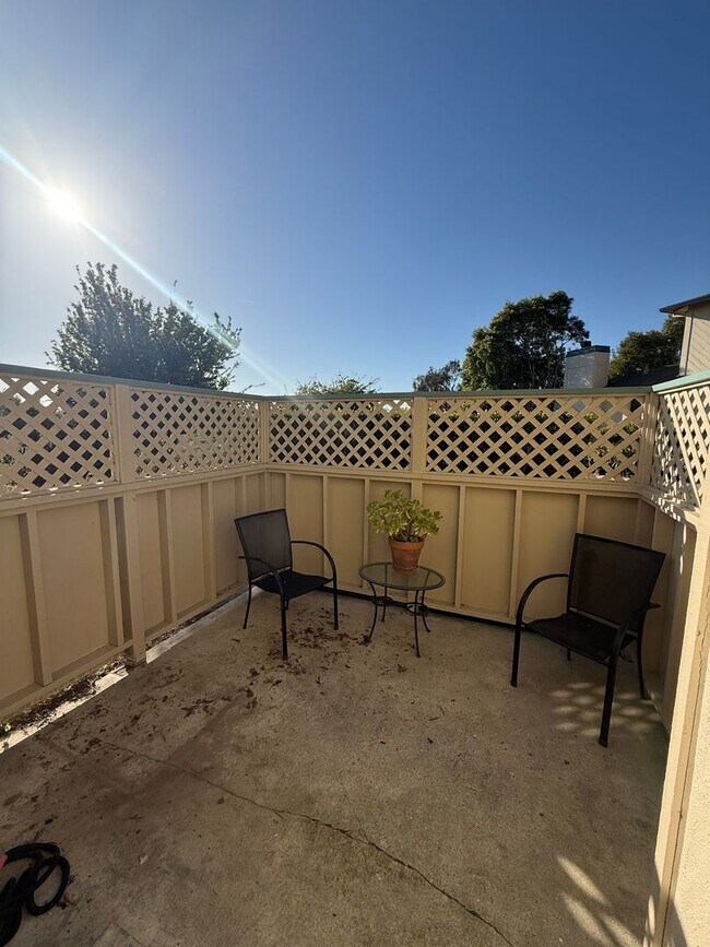 Building Photo - Light-Filled Modern 3 Bedroom Townhome