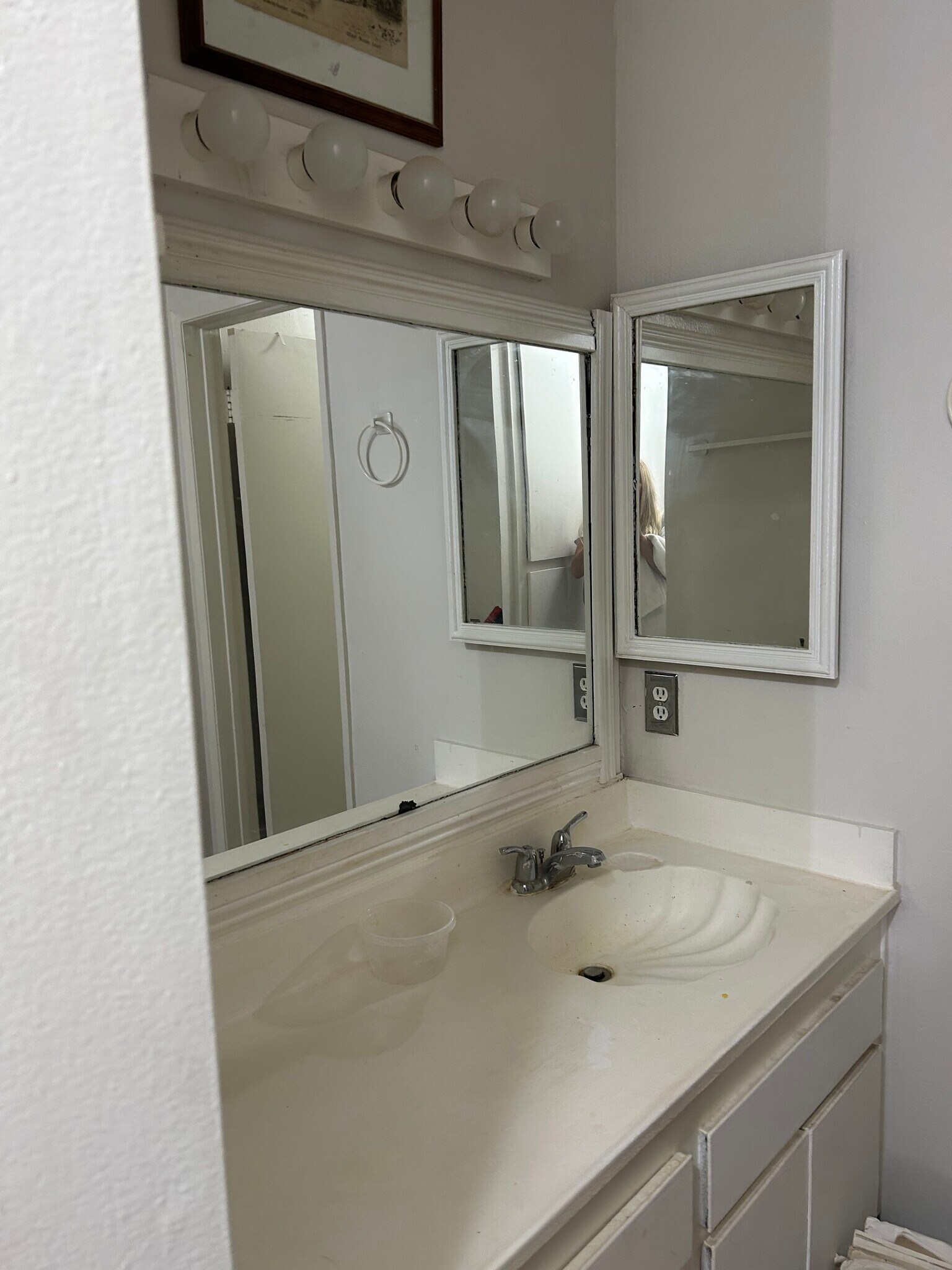 Bathroom counter 2 - 5460 White Oak Ave