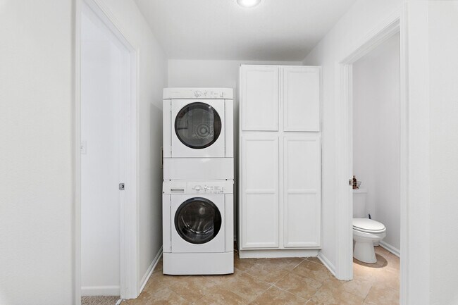 Building Photo - 526 Troost Ave