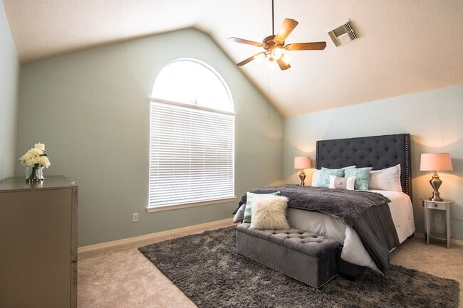 Building Photo - 3002 Clearview Cir