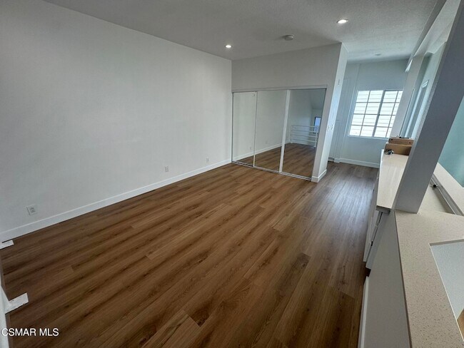 Building Photo - 13331 Moorpark St