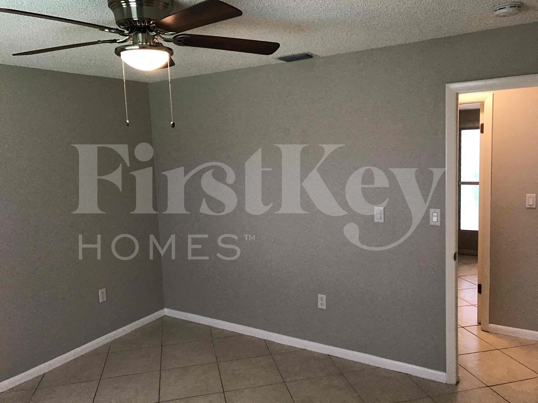 Building Photo - 904 SE 34th Terrace