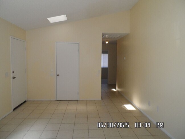Building Photo - 3 Bedrooms, 2 Bathrooms, 3 Car Garage, Fir...