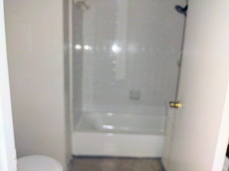 Building Photo - 508 Holiday Dr