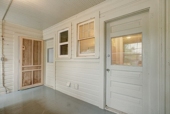 Building Photo - Exquisite 1 Bedroom Brownstone Apartment Steps Away from The Plaza District!