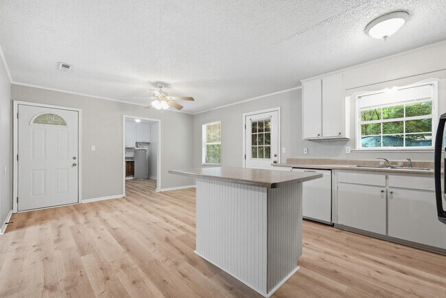 Building Photo - 106 Andrews Ave