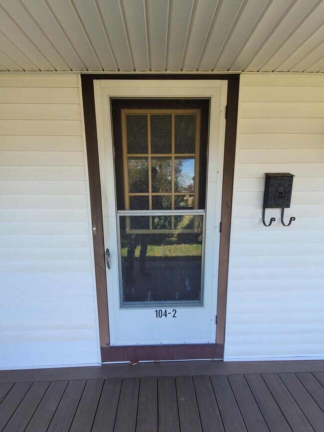 Building Photo - 104 N Custer Ave