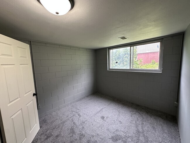 Building Photo - 2318 W Butler St