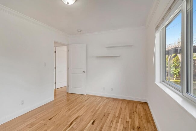 Building Photo - 123 Dunsmuir Way