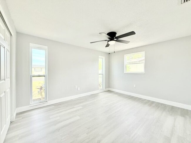 Building Photo - 3250 Coldwell Dr