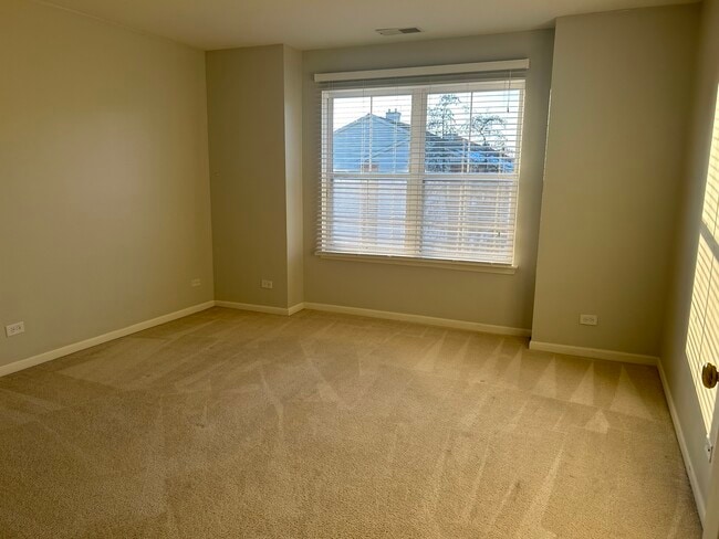 Building Photo - 1088 N Claremont Dr