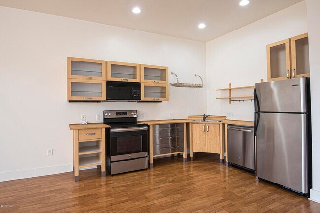 Building Photo - 705 Nogal Rd