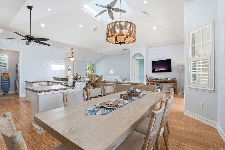 Building Photo - 3011 Pine Tree Dr