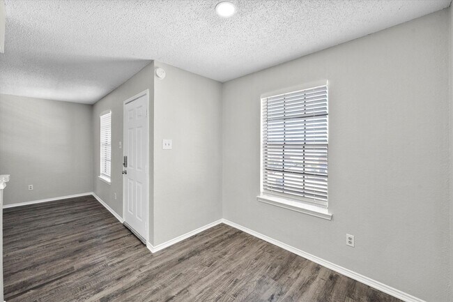 Building Photo - 606 Kings Way Dr