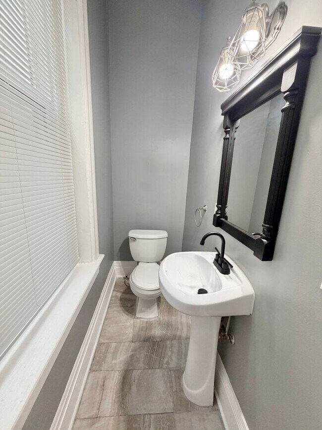 Building Photo - 447 Warner St